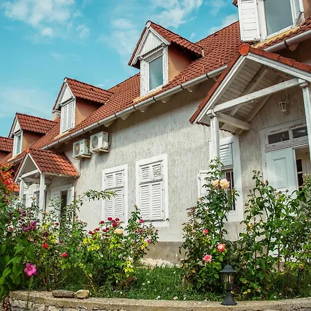 Fuestifecske Apartmanhaz Aszofo