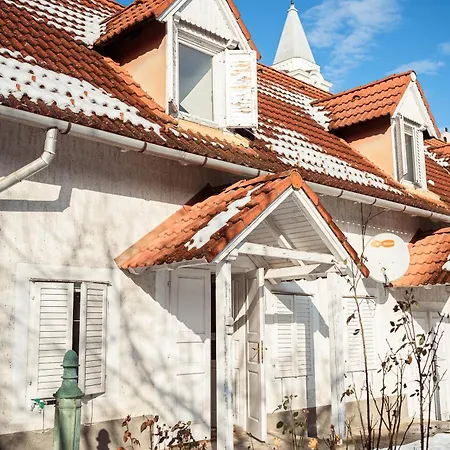Fuestifecske Apartmanhaz דירה *